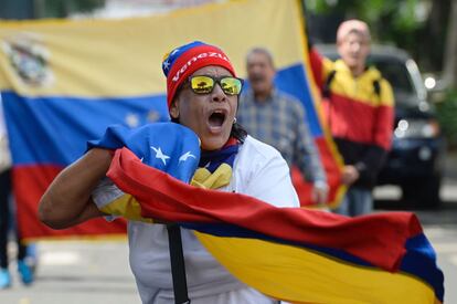 Manifestantes contra el gobierno de Nicolas Maduro comienzan a reunirse en el lado este de Caracas.