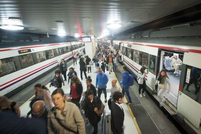 Trànsit de passatgers a l'estació de la plaça de Catalunya de Barcelona.