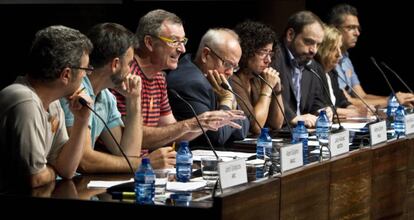 Reuni&oacute;n de &#039;Compromiso con la Cultura&#039; en La Pedrera con Jordi Gratac&oacute;s (ARC), Albert Guijarro (ASACC), Julio &Aacute;lvarez (ADETCA), Ramon Colom (PROA), Anna Rosa Cisquella (CIATRE), Camilo Tarraz&oacute;n (Gremio de Empresarios de Cine de Catalu&ntilde;a), Carme Espinet (Art Catalunya) y F&egrave;lix Buget (APECAT),