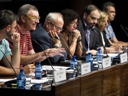 Reuni&oacute;n de &#039;Compromiso con la Cultura&#039; en La Pedrera con Jordi Gratac&oacute;s (ARC), Albert Guijarro (ASACC), Julio &Aacute;lvarez (ADETCA), Ramon Colom (PROA), Anna Rosa Cisquella (CIATRE), Camilo Tarraz&oacute;n (Gremio de Empresarios de Cine de Catalu&ntilde;a), Carme Espinet (Art Catalunya) y F&egrave;lix Buget (APECAT),