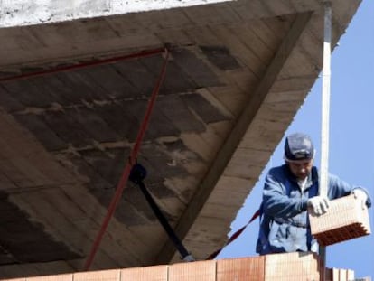 Un obrero trabaja en la construcción de una vivienda.