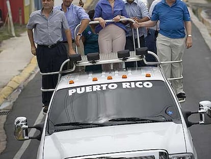 Hillary Clinton pasa con su caravana a través de Catano, Puerto Rico, en un acto de campaña.