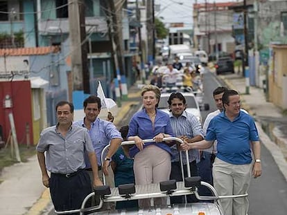 Hillary Clinton pasa con su caravana a través de Catano, Puerto Rico, en un acto de campaña.