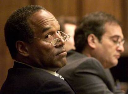 OJ Simpson, junto a su abogado, en el juicio.