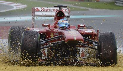 Alonso abandona tras sufrir un accidente. 