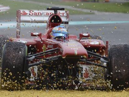 Alonso abandona tras sufrir un accidente.