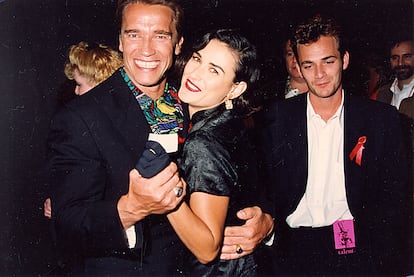 Arnold Schwarzenegger, Demi Moore y Luke Perry en la gala de los premios MTV Movie Awards en 1992.