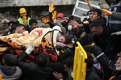 Una niña es rescatada de un edificio colapsado en la ciudad de Diyarbakir (Turquía).