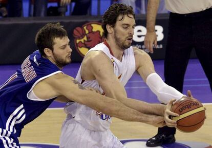 Pau Gasol pugna por el balón con Freeland