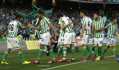 Los jugadores del Betis celebran el segundo gol de Rubén Castro.