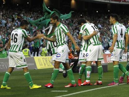 Los jugadores del Betis celebran el segundo gol de Rubén Castro.