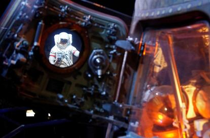 Vista de una réplica de un astronauta en suites espaciales en la luna a través de la ventana de una cápsula espacial en el Centro de la NASA en Texas (EEUU), el 17 de julio de 2019. Este sábado se cumplen 50 años de la llegada del hombre a la Luna: el 'Apolo 11' culminaba el 20 de julio de 1969 un viaje que marcaría un antes y un después en la Historia.