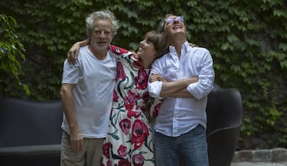 De izquierda a derecha, Javier Mariscal, Lola Errando y Pedrín Mariscal, en su estudio de Palo Alto en Barcelona el pasado jueves.