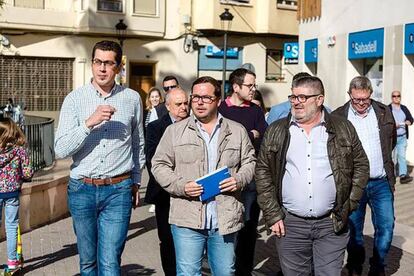 En el centro de la imagen, Agustín Almodóbar, candidato del PP al Congreso de los Diputados.