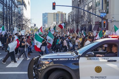 Elementos del Departamento de Policía de San Diego monitorean a personas que marchan en las calles con pancartas y banderas mexicanas, el 2 de febrero.