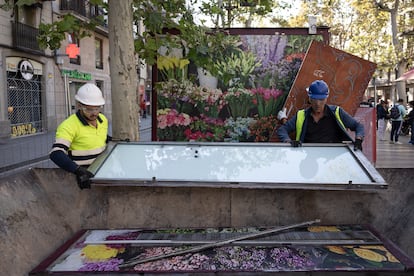 Inicio del derribo de las paradas de floristas de la Rambla, este martes.