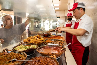 El Jarocho inventó un taco campechano la combinación de chicharrón prensado con bistec.