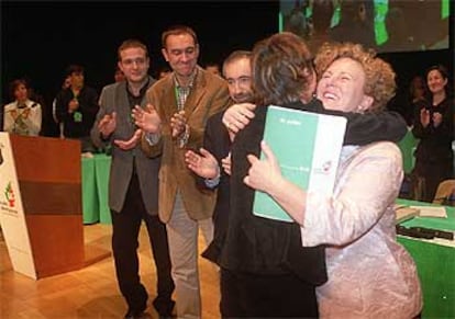 Begoña Errazti abraza a Onintza Lasa en presencia, de izquierda a derecha, de Alberto Unamuzaga, Unai Ziarreta y Rafael Larreina.