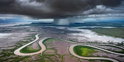 'Storm Dump'. El este de Australia cobra vida durante la época de las lluvias y así ha sido capturado por el fotógrafo Tom Putt durante un safari en helicóptero. Los meandros del King River son el escenario ideal para esta imagen panorámica de una tormenta torrencial.