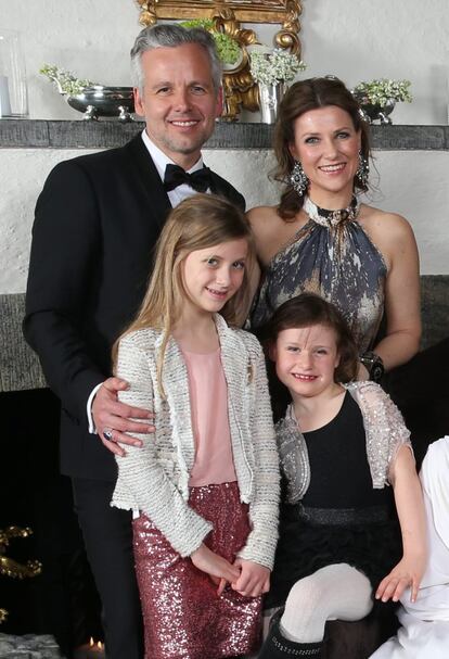 Ari Behn, Marta Luisa y dos de sus hijas, Leah Isadora Behn y Emma Tallulah, posan durante una sesión familiar con motivo del 25º aniversario de la ascensión al trono del rey Harald de Noruega, en enero de 2016.