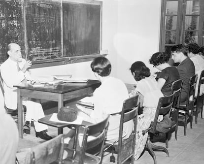 El poeta Juan Ramon Jiménez en 1956 impartiendo clase en la Universidad de Puerto Rico.