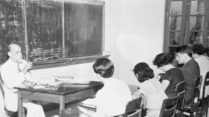 El poeta Juan Ramon Jiménez en 1956 impartiendo clase en la Universidad de Puerto Rico.