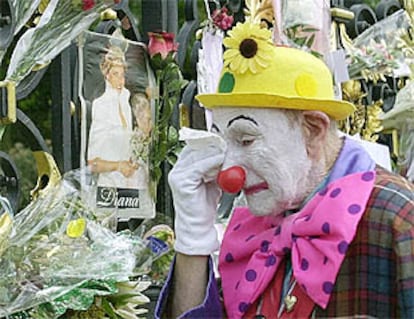 Edward Larkin, de 81 años, luciendo un disfraz de payaso, al depositar su ofrenda floral.