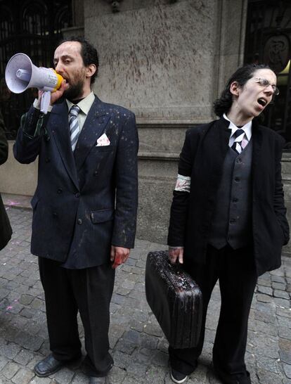 Manifestantes disfrazados protestan contra los ajustes del gobierno.