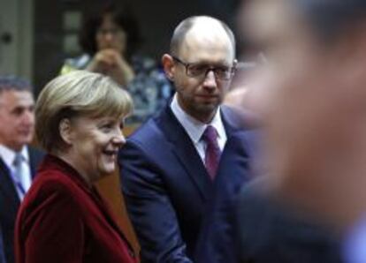  Angela Merkel junto al primer ministro de Ucrania, Arseniy Yatsenyuk. 