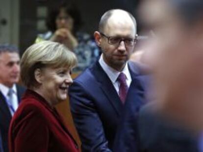  Angela Merkel junto al primer ministro de Ucrania, Arseniy Yatsenyuk. 