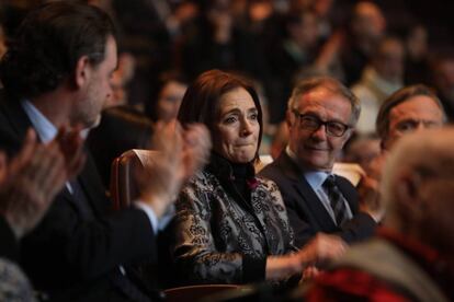 Isabel Azcárate, en el homenaje a su marido, Eduardo Arroyo, entre Miguel Zugaza, director del Museo Bellas Artes de Bilbao, y José Guirao, ministro de Cultura y Deporte.