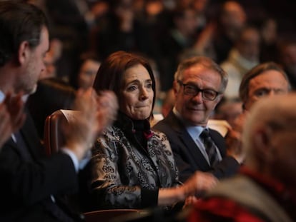Isabel Azcárate, en el homenaje a su marido, Eduardo Arroyo, entre Miguel Zugaza, director del Museo Bellas Artes de Bilbao, y José Guirao, ministro de Cultura y Deporte.