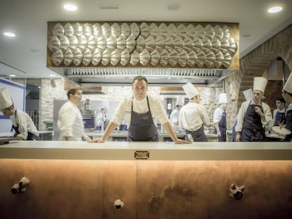 El chef Ángel León en la cocina del restaurante Aponiente.