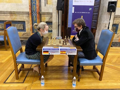 Paehtz y Antón, durante su partida de hoy en el Salón de los Pintores del Colegio Fonseca