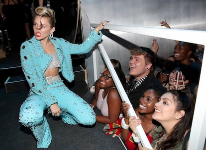 En los MTV Video Music Awards de 2017, vestida de vaquera cósmica saludando al público.