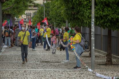 Cadena de papel que rodeaba esta tarde parte del Parlamento andaluz.