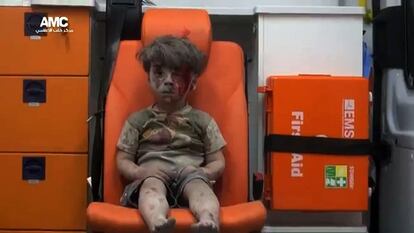 O grupo de ativistas Aleppo Media Center divulga a imagem de Omran Daqneesh, de 5 anos, que, ensanguentado, espera com o olhar perdido seus outros irmãos. Sentado sozinho na parte traseira de uma ambulância, coberto de poeira, não chora, não fala e mal se move logo depois de sobreviver com sua família a um ataque da Força Aérea síria em Aleppo, em 17 de agosto de 2016.