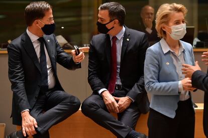 El primer ministro holandés, Mark Rutte, y el presidente español, Pedro Sánchez, charlan durante un descanso durante el Consejo Europeo de este lunes. A la derecha Ursula von der Leyen, presidenta de la Comisión Europea.