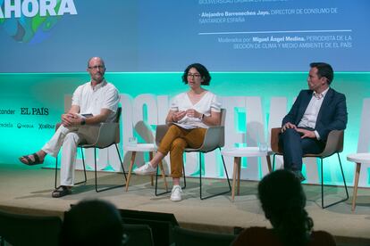 Manuel Franco (izquierda), médico investigador especializado en Epidemiología y Salud Urbana; Beatriz Sánchez, responsable del Programa de Biodiversidad Urbana en SEO/BirdLife; y Alejandro Barrenechea Jayo, director de Consumo de Santander España.