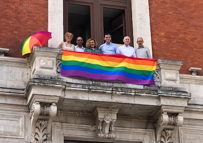 Concejales del PSOE colocan la bandera arcoíris en los balcones de sus despachos del Ayuntamiento de Valladolid el pasado junio.