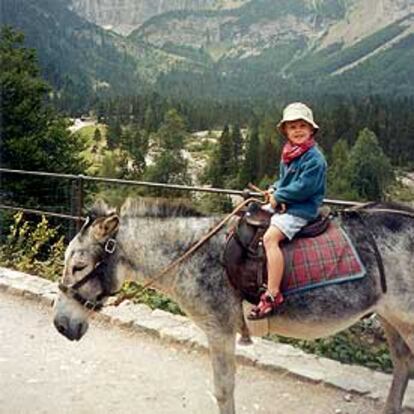 Javi, hijo del autor, recorre el circo de Gavarnie montado en el burro <i>Scooby-Doo.</i>