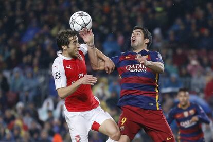 Mathieu Flamini del Arsenal y Luis Suárez del Barcelona.