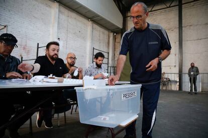 Un ciudadano vota al candidato a la presidencia de Chile, en un centro electoral de Santiago.