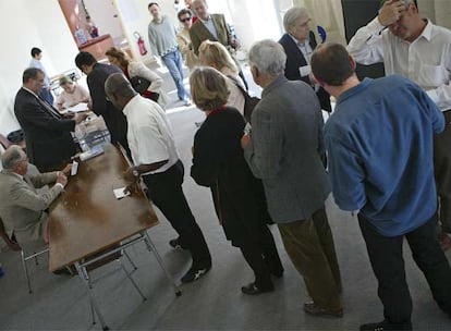 Récord de participación en la primera vuelta de las elecciones francesas: cuatro horas después de la apertura de los colegios ya había votado casi un tercio de electores metropolitanos -sin contar los territorios de Ultramar-, lo que supone un récord en una primera vuelta electoral de las Presidenciales francesas desde 1981.