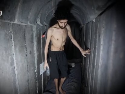 El rehén israelí Evyatar David, en las imágenes difundidas por Hamás.