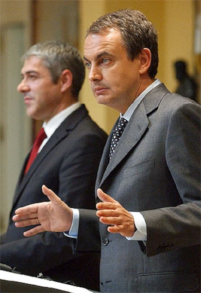 El presidente Zapatero, junto el primer ministro portugués, José Sócrates, durante la rueda de prensa en La Moncloa.