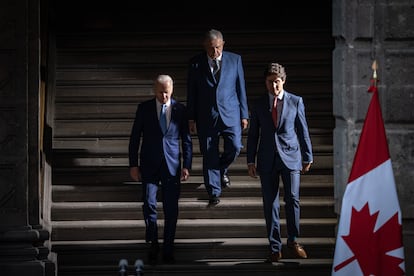 Biden, López Obrador y Trudeau bajan las escaleras de Palacio Nacional, al término del mensaje conjunto que dieron a medios, este martes.