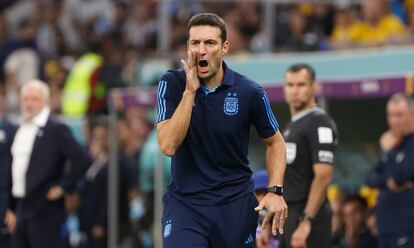 El seleccionador de Argentina, Lionel Scaloni, da instrucciones desde la banda. 