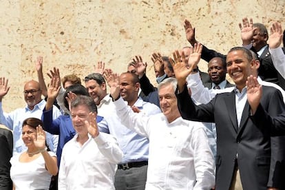 Obama waves alongside (from right) Sebasti&aacute;n Pi&ntilde;era of Chile, Juan Manuel Santos of Colombia and Laura Chinchilla of Costa Rica.