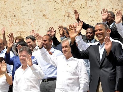 Obama waves alongside (from right) Sebasti&aacute;n Pi&ntilde;era of Chile, Juan Manuel Santos of Colombia and Laura Chinchilla of Costa Rica.